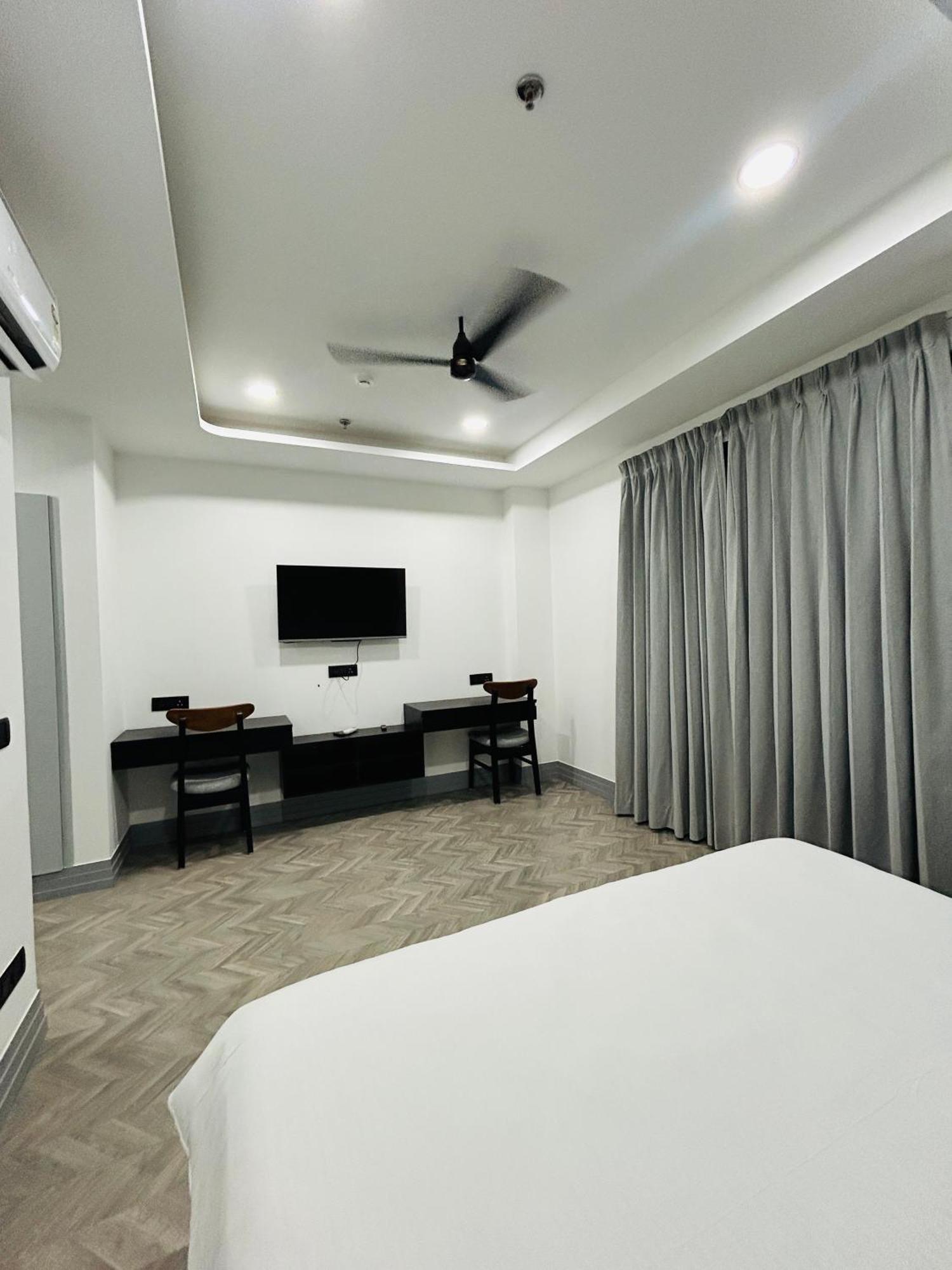 Bedchambers Luxury Apartment Near Golf Course Road Гургаон Екстериор снимка
