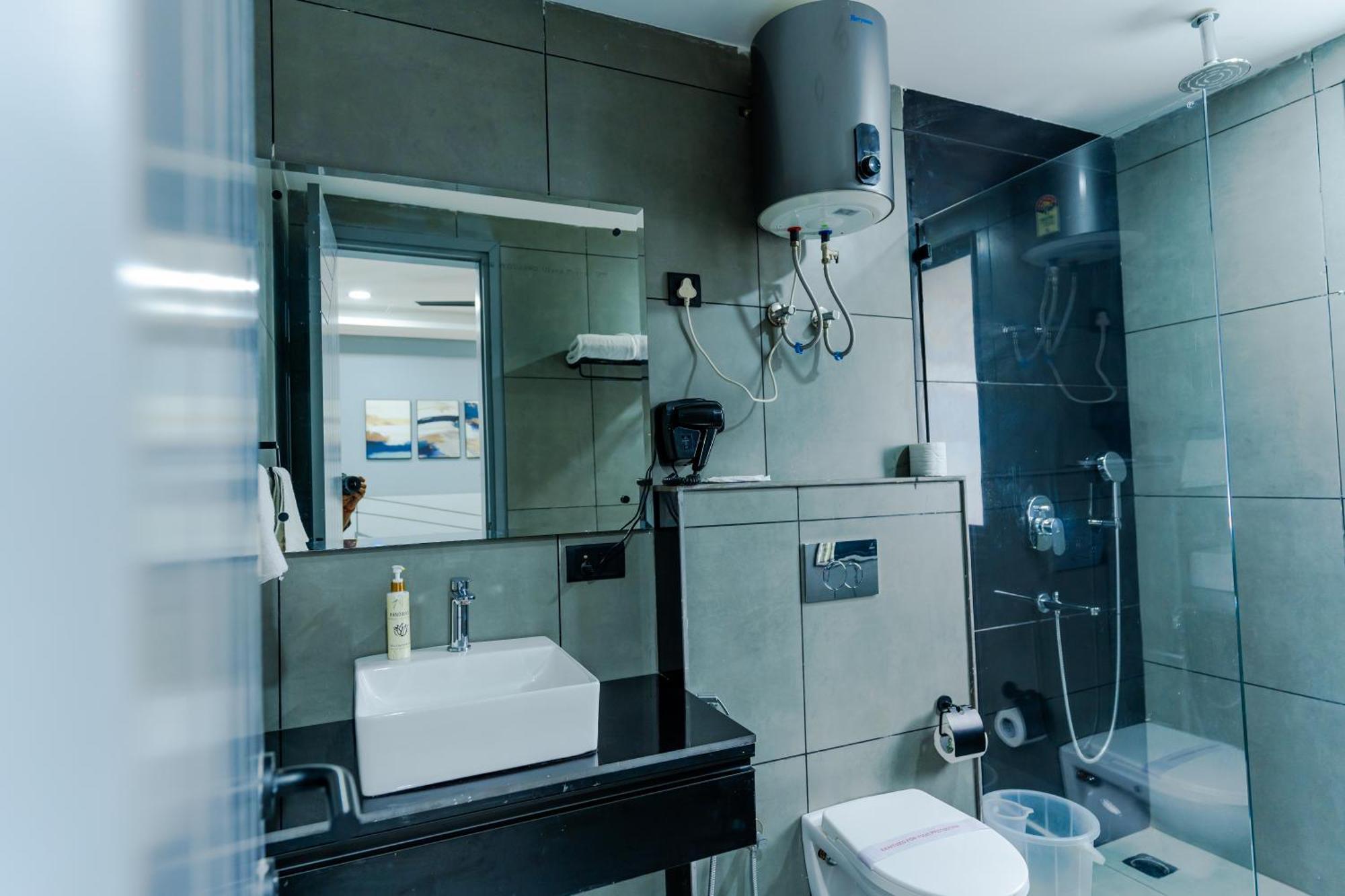 Bedchambers Luxury Apartment Near Golf Course Road Гургаон Екстериор снимка