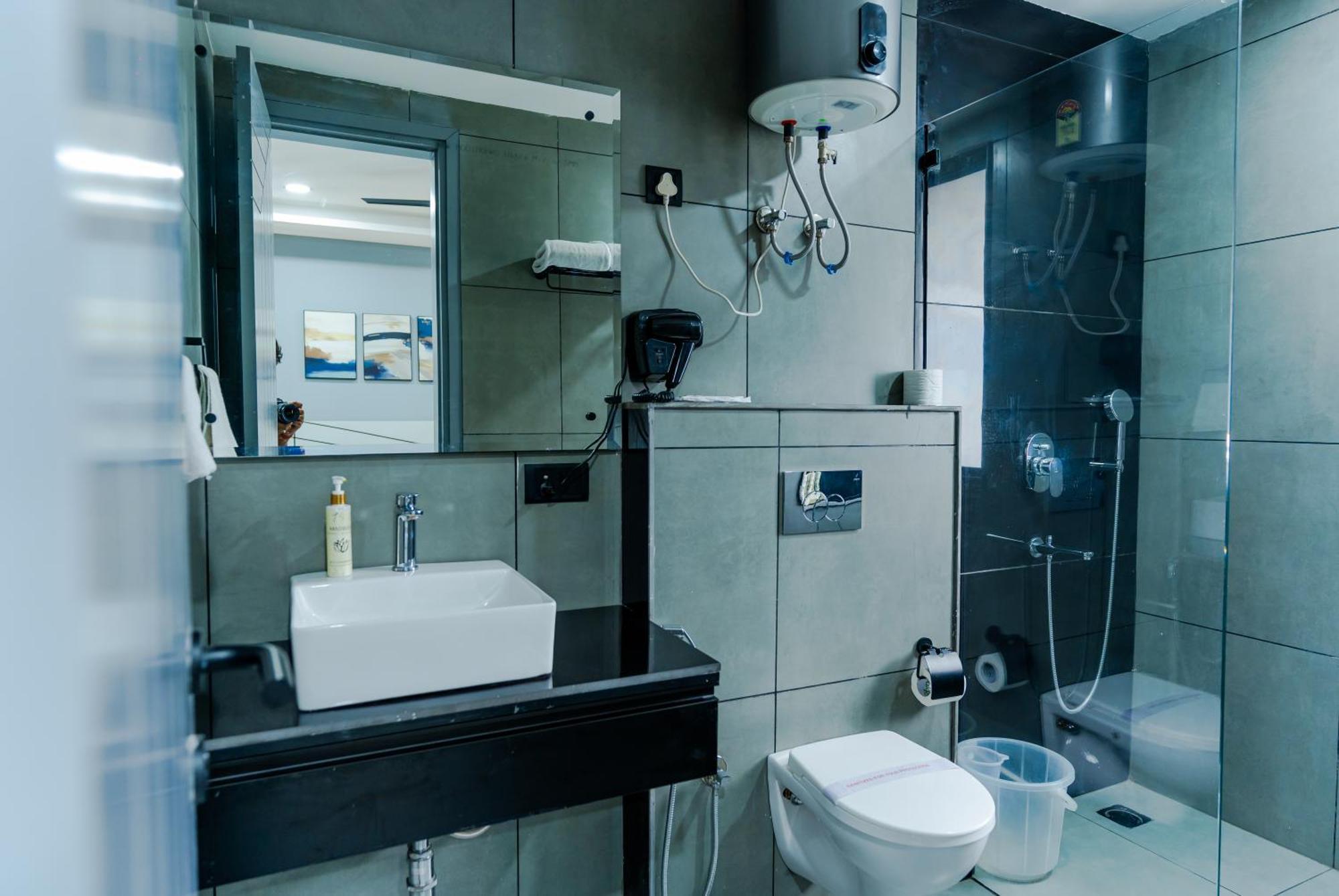 Bedchambers Luxury Apartment Near Golf Course Road Гургаон Екстериор снимка