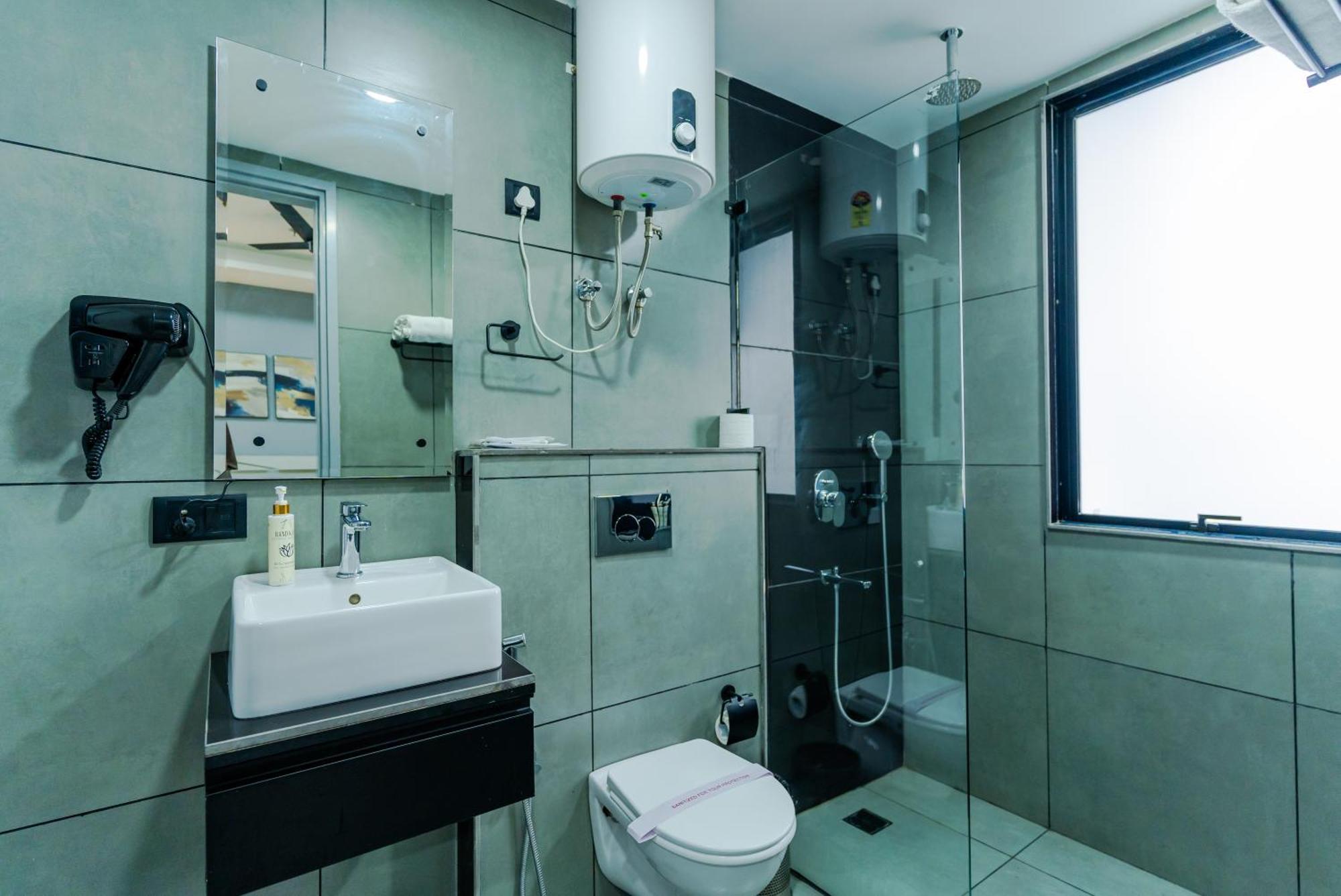 Bedchambers Luxury Apartment Near Golf Course Road Гургаон Екстериор снимка