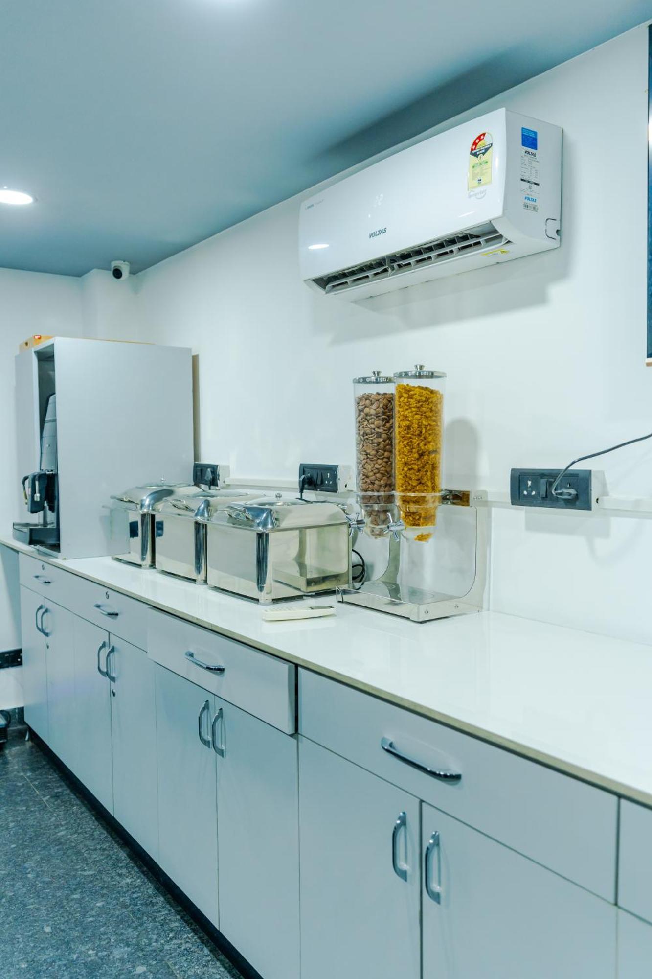 Bedchambers Luxury Apartment Near Golf Course Road Гургаон Екстериор снимка